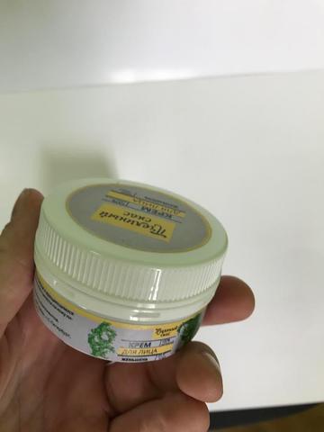 Успокаивает кожу, увлажняет
