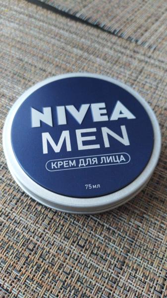 Хороший уходовый крем для сухой кожи или во время холодов.
