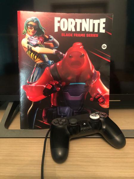 Коллекционный альбом про игру Fortnite — Black Frame Series.