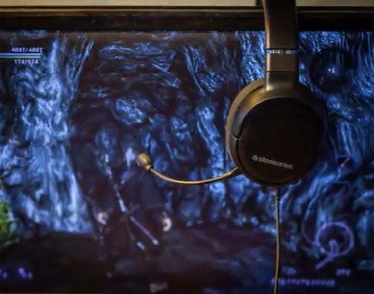 Качественные наушники SteelSeries Arctis 1 с хорошим звуком.