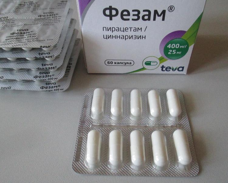 Помогает справиться с головными болями из-за сужения сосудов