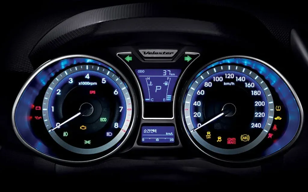 2012-Hyundai-Veloster-Interior-Speedometer-Odometer-1024x640