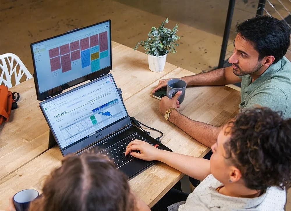 Maximizing Productivity on the Go How Portable Laptop Screens Empower Women in Business.jpg