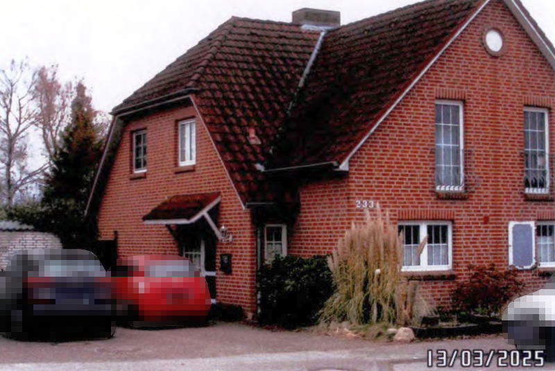 Vorderansicht einer Doppelhaushälfte aus Backstein mit Satteldach, Dachgauben und Fenstern, Adresse Dornbreite 233a, Lübeck-St. Lorenz Nord