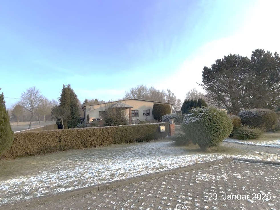 Einfamilienhaus in Nossendorf, Ringstraße 18, mit schneebedecktem Vorgarten, Hecke und Bäumen, aufgenommen am 23. Januar 2026