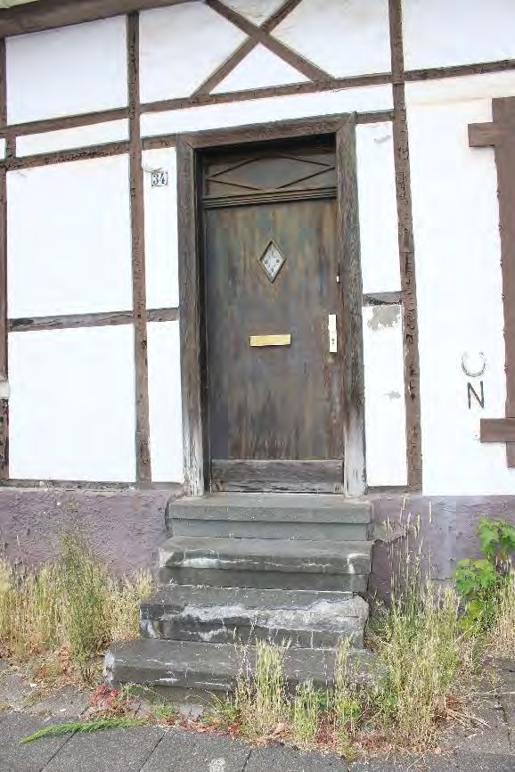 Eingangsbereich eines Einfamilienhauses mit Holztür, Steinstufen und Fachwerkfassade, Saarstraße 34, Recklinghausen