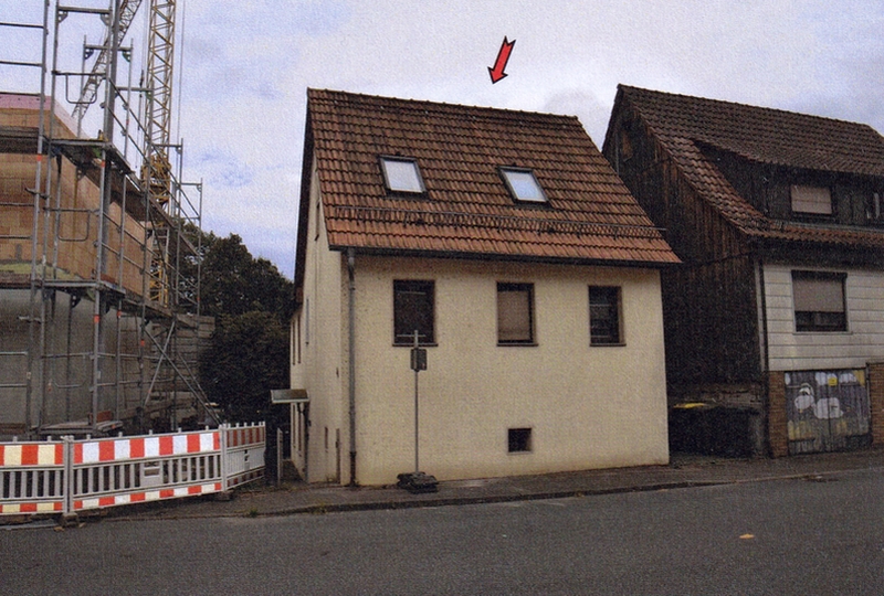 Einfamilienhaus in Bietigheim-Bissingen, Bissinger Straße 24, Seitenansicht mit Satteldach, Dachfenstern und beigefarbener Fassade, neben Baustelle mit Gerüst