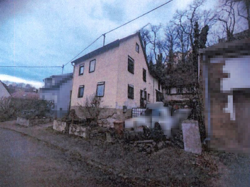 Einfamilienhaus in Zaberfeld-Ochsenburg, Neuweiler Straße 10, mit hellen Fassaden, dunklen Fenstern und umgebendem Grundstück unter bewölktem Himmel