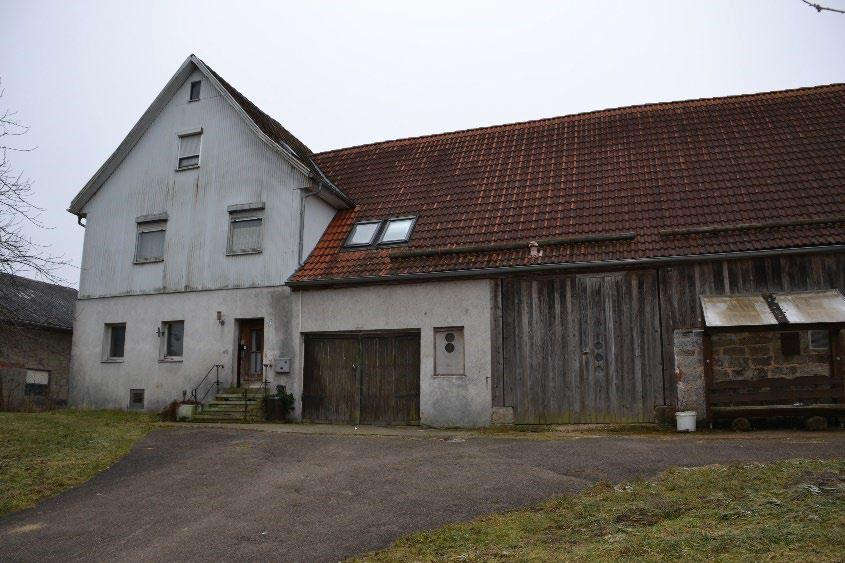 Einfamilienhaus mit Satteldach und Nebengebäude, weiß verputzt, Holztore, Ziegeldach, Hofbereich, Kreßberg-Selgenstadt