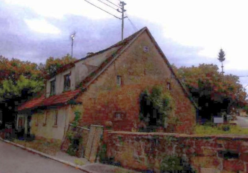 Einfamilienhaus in Creglingen-Freudenbach, Freudenbach 60, mit steilem Satteldach, verputzten und verputzten Fassaden, umgeben von Bäumen und einer Mauer