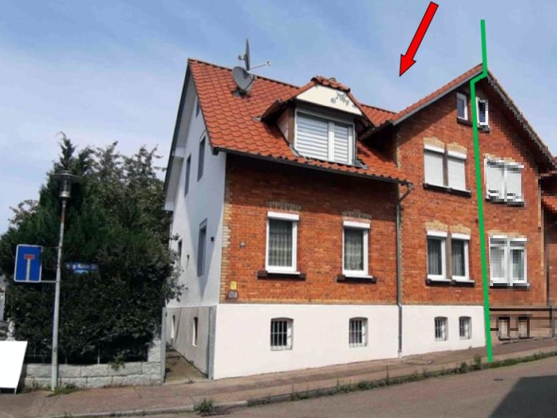 Semi-Detached-Haus in Aalen, Georg-Röhm-Straße 4b, mit rotem Ziegeldach, Backsteinfassade und weißen Fensterläden