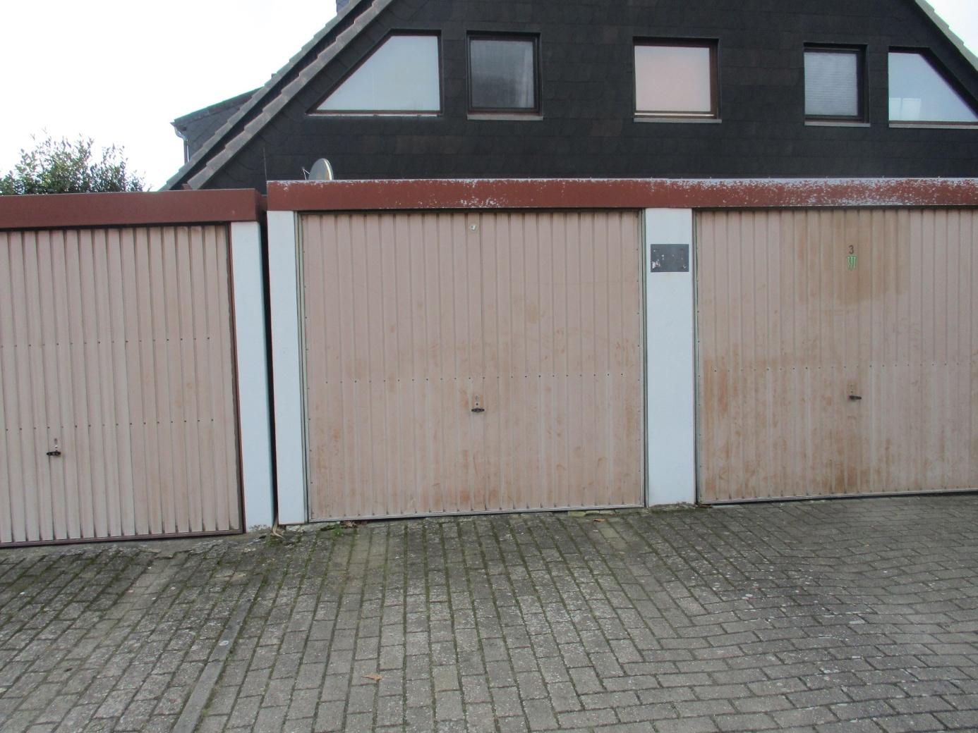 Drei Garagen mit befestigtem Vorplatz vor einem Reihenhaus in Stuhr, Weizenweg