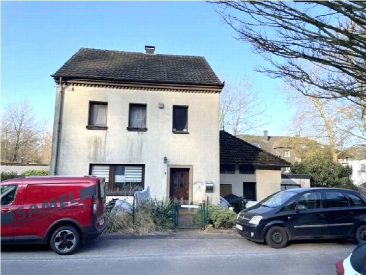 Außenansicht vorne — Einfamilienhaus in Lohmar-Kreuznaaf, im Rahmen der kommunalen Gebiets- Verkehrswertgutachten Einfamilienhaus mit Schuppenanbau und Pkw-Garage Kreuznaaf 9