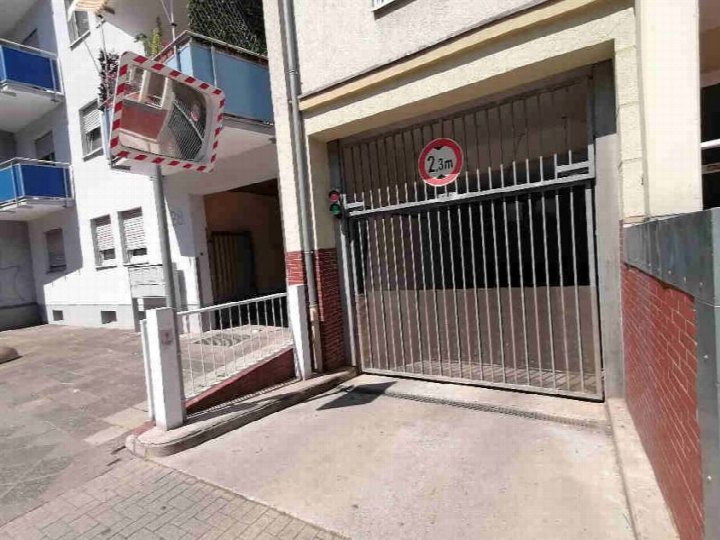 Einfahrt zur Tiefgarage mit Metalltor, Höhenbegrenzung 2,3 m, in Ludwigshafen am Rhein, Bürgermeister-Grünzweig-Straße 26