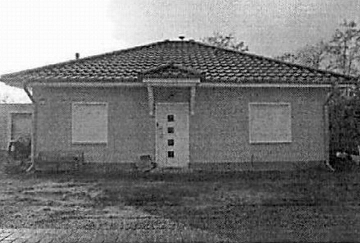 Einfamilienhaus in Schönwalde-Glien, Am Krämerwald 14, mit Satteldach, Ziegelverblendung und vorderer Eingangstür, umgeben von Grünfläche