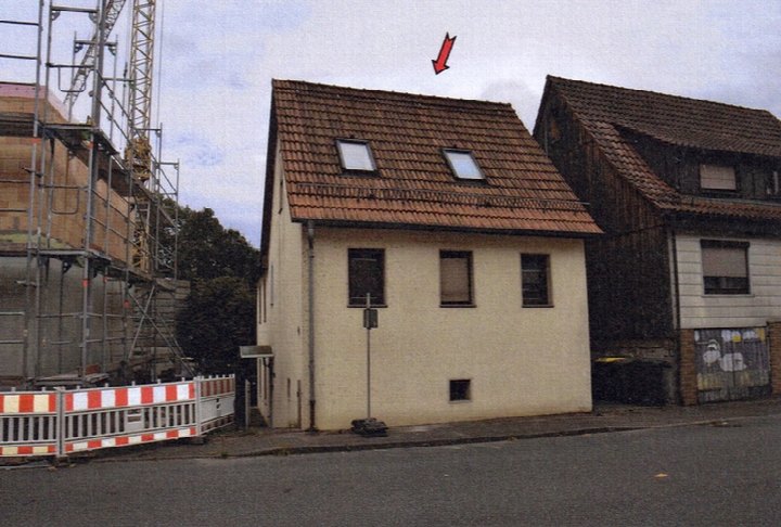 Einfamilienhaus in Bietigheim-Bissingen, Bissinger Straße 24, Seitenansicht mit Satteldach, Dachfenstern und beigefarbener Fassade, neben Baustelle mit Gerüst