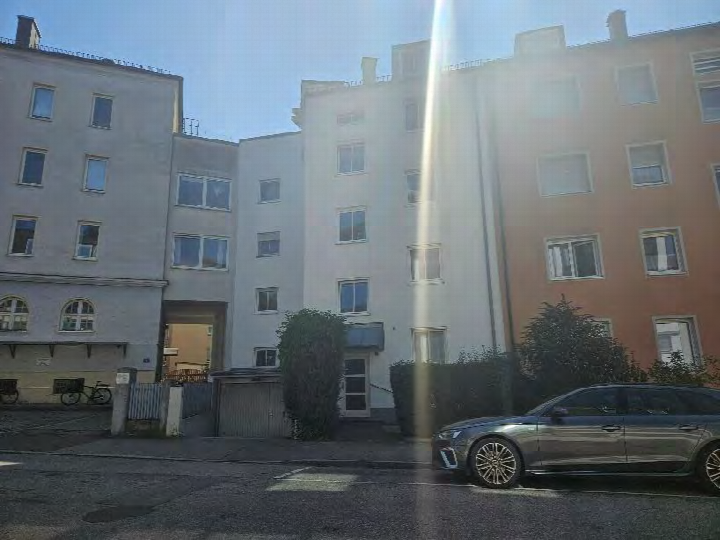 Außenansicht der Blumenstraße 1 in Augsburg, 86152, mit mehrstöckigen Wohngebäuden und geparktem Auto; Kfz-Stellplatz in Tiefgarage