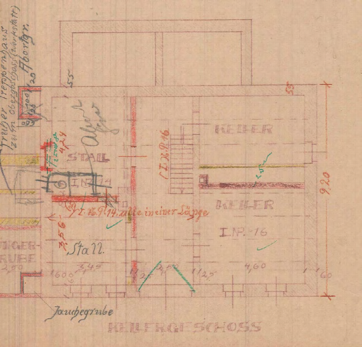 Grundriss des Kellergeschosses mit Stall, Keller und Maßangaben, handgezeichnet mit roten und grünen Markierungen