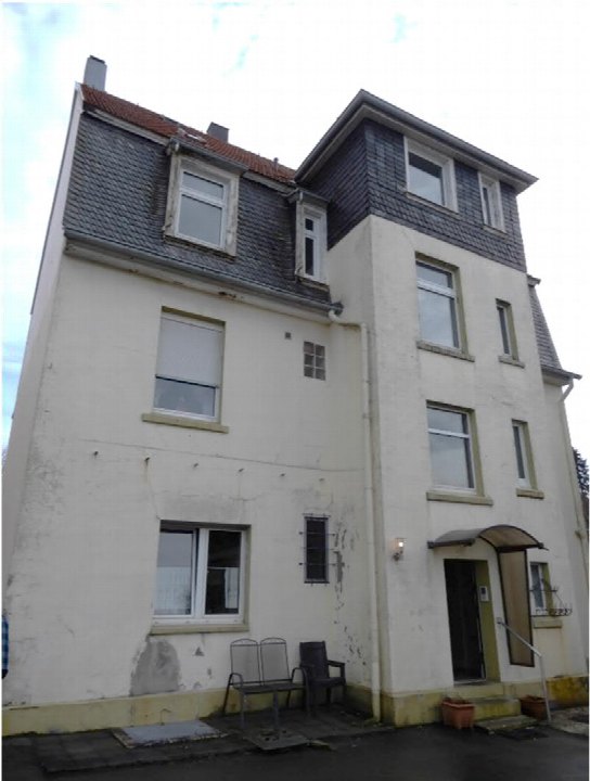 Fassade eines mehrstöckigen Wohnhauses mit Eingang, Fenstern und Dachgauben in Remscheid, Strucker Str. 16