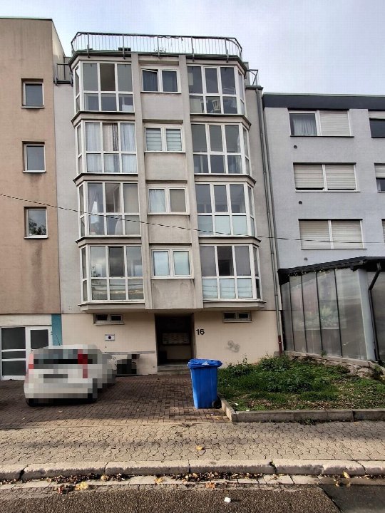 Fassade eines Mehrfamilienhauses mit Eingang, Balkonen und Fenstern, Hausnummer 16, Dammstraße, Ludwigshafen am Rhein